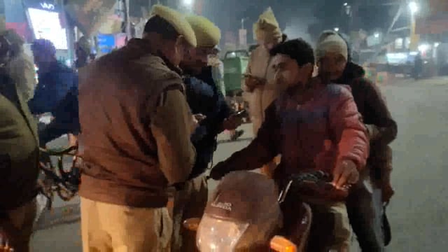 इटवा सहित जिले में यातायात नियमों का उल्लंघन करने वाले 26 वाहनों से पुलिस में वसूल किया ₹27500 का शमन शुल्क