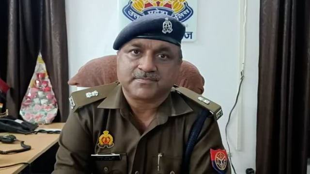 मोहनपुरा मटर मंडी में मोल भाव को लेकर व्यापारी व किसानों के बीच हुई विवाद के मामले में जानकारी देते ASP जितेंद्र दुबे