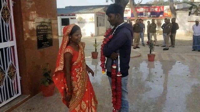 प्रतापगढ़ जिले के बाघराय थाना परिसर में प्रेमी युवक ने रचाई शादी दोनों के  माता पिता भी रहे मौजूद,