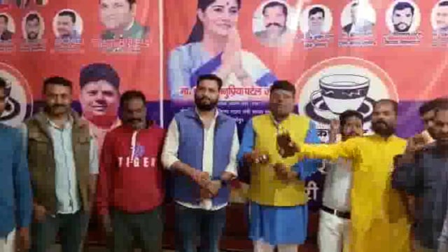 नगर पंचायत लालगंज अपना दल ( एस ) से अध्यक्ष पद उम्मीदवार जय कौशल की लोकप्रियता को तमंचे की नोक पर कुचलने की कोशिश