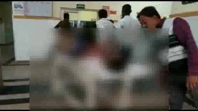 पपरेन्दा में अनियंत्रित बुलेट गहरे गड्ढे के चपेट में आकर ईंटों के चट्टे से जा भिड़ी,बुलेट सवार हुआ घायल