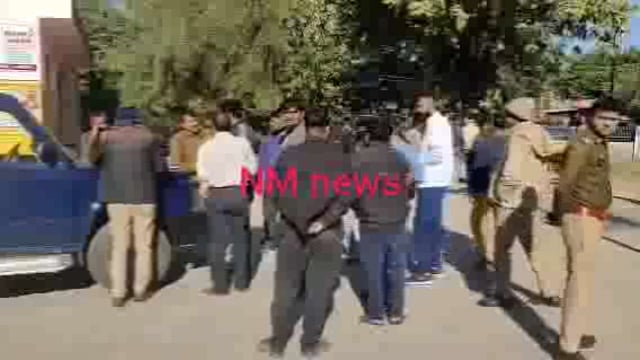 तेज रफ्तार कार अनियंत्रित होकर पेड़ से टकराई, कार सवार युवक की हुई मौत, पुलिस ने शव को पोस्टमार्टम के लिए भेजा

