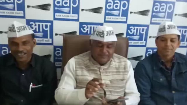 आम आदमी पार्टी के कासगंज से  जिलाध्यक्ष संजय राजपूत नहीं दे पाए पत्रकारों के सवालों के जवाब लगे रहे फोन पर.
