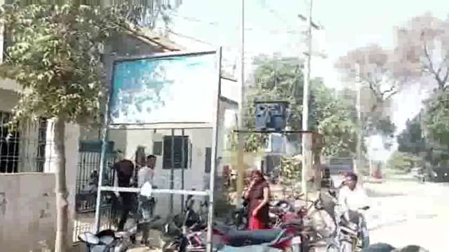 झोला छाप डाक्टर के ईलाज से महिला की मौत, परिजनों ने लगाया आरोप, झोला छाप डाक्टर फरार
CHCअधीक्षक की लापरवाही से झोला छाप