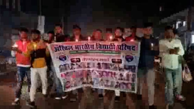 पुलवामा हमले में शहीद हुए वीर जवानों को इटवा में अखिल भारतीय विद्यार्थी परिषद द्वारा दी गई श्रद्धांजलि निकाला गया कैंडल 