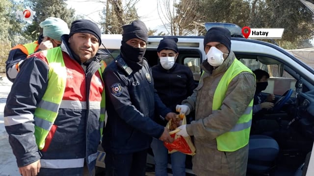 Enkazda Buldukları Altın Dolu Çantayı Polise Teslim Ettiler