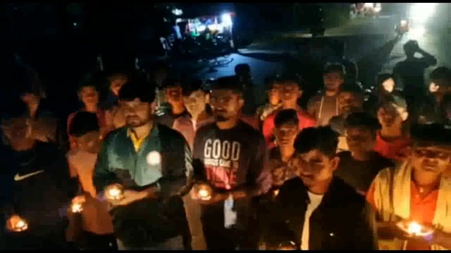 बलुवा मैदान स्थित अमर चंद्रशेखर प्रतिमा पर दीए जलाकर पुलवामा में शहीद हुए जवानों को दी गई श्रद्धांजलि