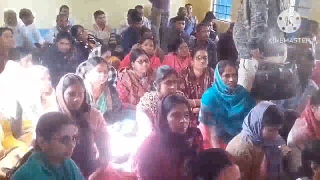 फुल्लीडुमर प्रखंड बीआरसी भवन में आयोजित गुरु गोष्ठी में प्रखंड के सभी विद्यालय के प्रधानों के साथ हुई बैठक