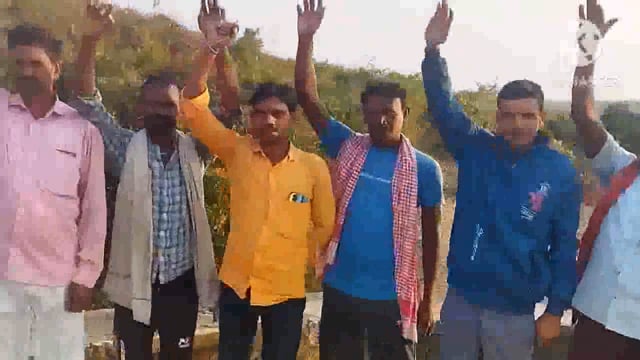 फुल्लीडुमर नहर में घटिया काम कर सरकारी राशि डकारने वाले ठेकेदार के खिलाफ ग्रामीणों ने किया प्रदर्शन