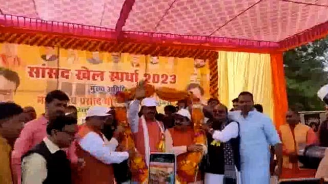 सांसद खेल प्रतिस्पर्धा में पहुँचे उपमुख्यमंत्री केशव प्रसाद मौर्या
सांसद खेल स्पर्धा से गाँवों में छुपी प्रतिभा निखरेगी