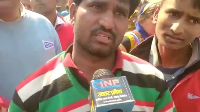 पुत्र के सामने पिता को पीटकर की हत्या, आरोपित की गिरफ्तारी की माँग को लेकर परिजनों ने शव रखकर किया चक्काजम
कुंडा कोतवाली