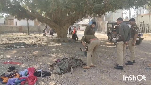 कोसीकला के रेलवे स्टेशन पर मिला एक अज्ञात अधेड़ का शव शहर में फैली सनसनी मौके पर पहुंची इलाका पुलिस