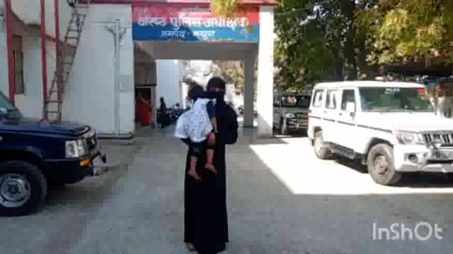 प्रेम प्रसंग में की शादी पति 3 बच्चे होने के बाद महिला के साथ करता है मारपीट महिला पहुंची वरिष्ठ पुलिस अधीक्षक कार्यालय