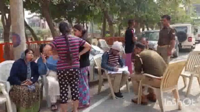 वृंदावन में बुजुर्ग की हत्या मौके पर पहुंची पुलिस लगी सीसीटीवी कैमरा खगालने में नौकर दंपति पर हत्या करने का शक