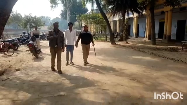 कोसीकला के हिंदू इंटर कॉलेज में चचेरे भाई का पेपर देते हुए पकड़े गए मुन्नाभाई प्रधानाचार्य ने किया पुलिस के हवाले