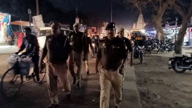 आगामी त्योहारों को लेकर डुमरियागंज पुलिस ने थाना क्षेत्र के विभिन्न स्थानों पर किया पैदल गए