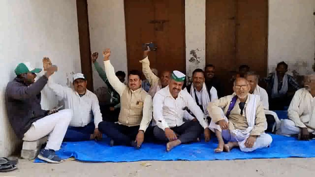 धान क्रय केंद्र के बाहर धरने पर बैठे किसान#Prayagraj 
