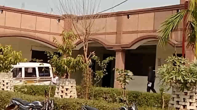 तहसील खैर परिसर में लगी खतौनी मशीन आए दिन खराब होती रहती है किसान खतौनी के लिए काट रहे हैं चक्कर