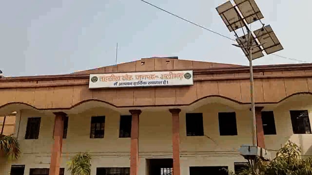 तहसील खैर भारतीय किसान यूनियन के कार्यकर्ताओं ने धरना प्रदर्शन कर एसडीएम खैर को सौंपा ज्ञापन