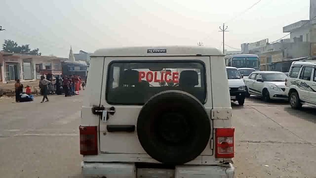 शिव भक्तों की लंबी कतार को देखते हुए खैर पुलिस ने पलवल अलीगढ़ मार्ग को को गोमत चौराहे पर ही की नाकाबंदी