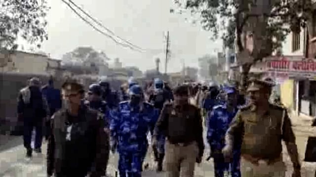 आगामी त्यौहार होली व शिवरात्रि को लेकर भारत नेपाल सीमा पर किया गया पैदल गस्त ।