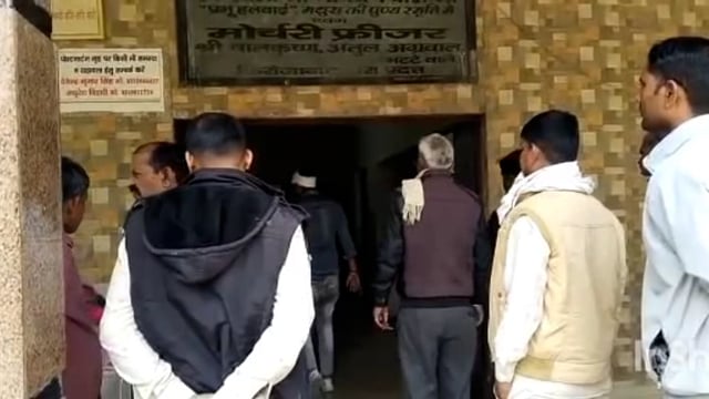यमुना एक्सप्रेस वे पर कैंटर ने कार में मारी टक्कर दुर्घटनाग्रस्त कार को आधा किलोमीटर खींचा महिला की हुई मौत दो घायल