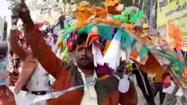 कान्हा की नगरी में उमड़ा श्रद्धा का सैलाब सैकड़ों कावड़िया कावड़ लेकर पहुंचे