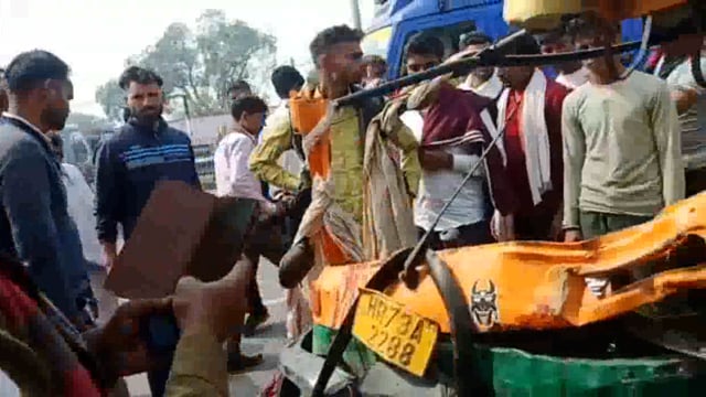 जैत थाना क्षेत्र में कावड़ियों से भरे टेंपो में ट्रक ने मारी टक्कर 2 की मौत तीन गंभीर रूप से घायल