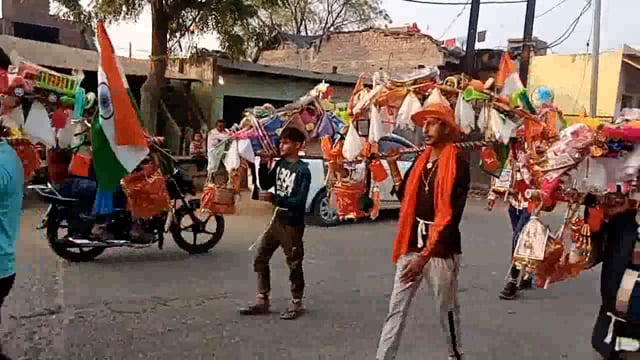 खैर विधानसभा क्षेत्र में कावड़ियों के काफिले देखने को मिल रहे हैं कावड़ियों में बहुत ही उत्साह की लहर नजर आ रही है