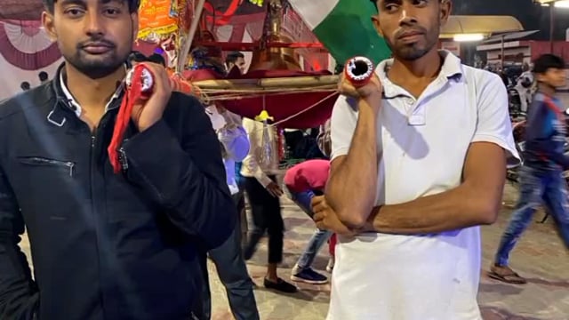 खैर तहसील के गांव शिवाला खुर्द में एक नजारा ऐसा देखने को मिला है 60 किलो की कावड़ रामघाट से लेकर आए हैं