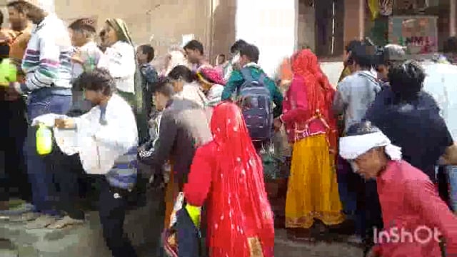 शिवरात्रि के दिन पूर्व वृंदावन से यमुना जल लेकर अपने गंतव्य की ओर बढ़ता हुआ शिव भक्तों का जनसैलाब।