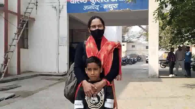 पति की दूसरी शादी रुकवाने के लिए एसएसपी कार्यालय पर बच्चे को लेकर पहुंची महिला शादी रुकवाने को लगाई गुहार #मथुरा 