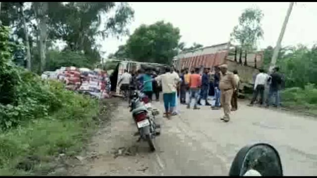 पपरेन्दा में अनियंत्रित ट्रक खाई में गिरा,चालक और खालसी बाल-बाल बचे