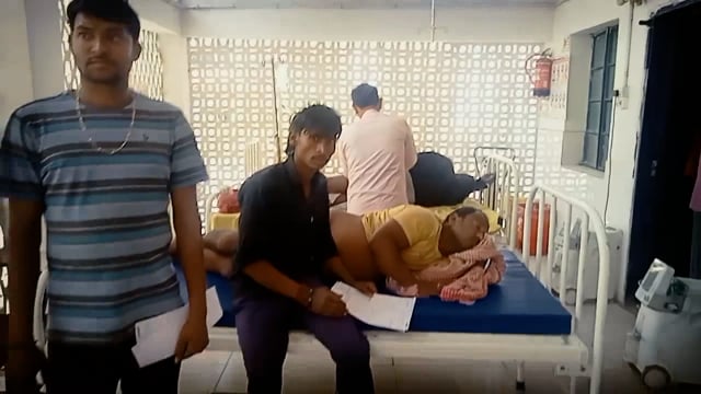 अमरपुर प्रखंड मुख्यालय स्थित शिव मंदिर में काम कर रहे हलवाई पर मधुमक्खियों ने किया हमला करीब दर्जन भर लोग हुए जख्मी