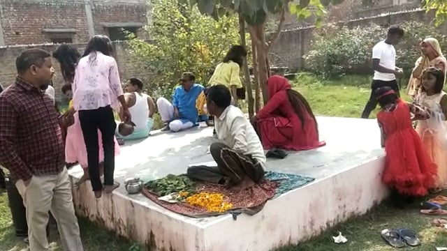 महाशिवरात्रि के पावन पर्व पर बिहारेश्वरनाथ धाम पर भगवान भोलेनाथ के भक्तों ने भोलेनाथ का किया जलाभिषेक।