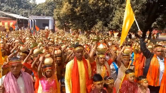 गादीचक गांव में भव्य कलश शोभायात्रा के साथ भागवत कथा हुआ प्रारंभ, बह रही भक्ति की सरिता