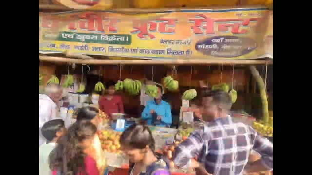 *शिवपूजन को लेकर बाजारों में उमड़ी श्रद्धालुओं की भीड़, चहल-पहल के साथ हो रही शिव पूजा*