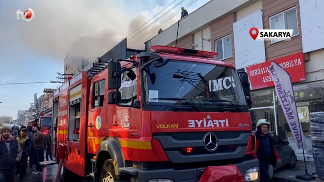 Sakarya’da Mobilyacılar Çarşısında Korkutan Yangın