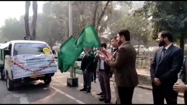 मथुरा में उत्तर प्रदेश के मुख्य सचिव दुर्गाशंकर मिस्र में डोर टू डोर कलेक्शन की गाड़ियों को दिखाई हरी झंडी 