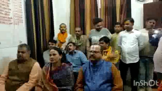 गोवर्धन सी ओ सी मिले विश्व हिंदू परिषद व बजरंग दल के पदाधिकारी लव जिहाद का बताया मामला