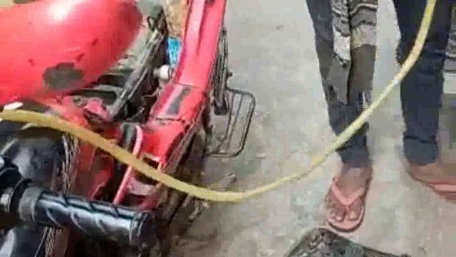 15 लीटर देसी महुआ  शराब के साथ एक शराब तस्कर को गिरफ्तार कर भेजा जा रहा है जेल