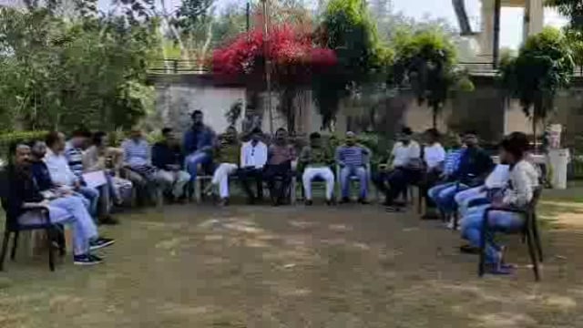 सिपाहियों की अभद्रता पर भड़के पत्रकार साथी
- सीएम व एसपी को भेजा ज्ञापन, 3 दिन में कार्यवाही न होने पर आंदोलन की बनाएंगे 