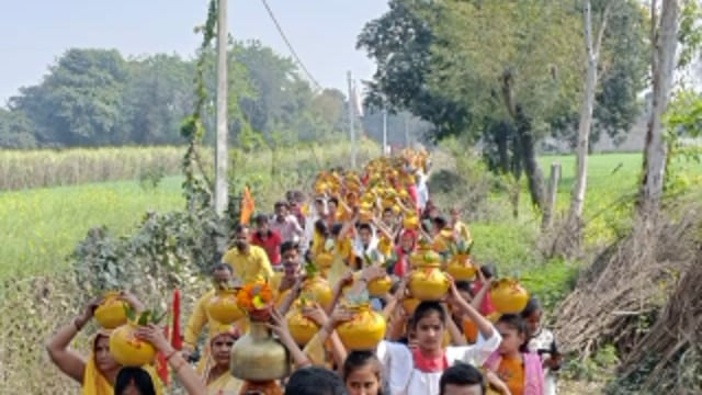 बनकसिया मंदिर पर नौ कुंडीय गायत्री महायज्ञ के शुभारंभ को लेकर भाजपा नेता अजय सिंह की अगुवाई मे निकाली गई कलश यात्रा