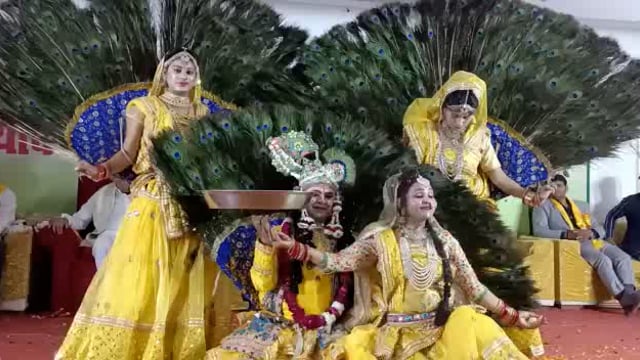 वृंदावन के ओमेक्स सिटी में पर्यावरण होली मिलन समारोह में अपनी प्रस्तुति देते हुए राधा कृष्ण के स्वरूप।