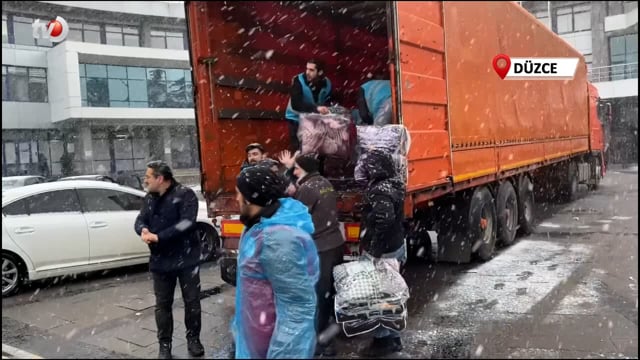 Tır Şoförleri Depremzedeler İçin Gece Gündüz Direksiyon Başında