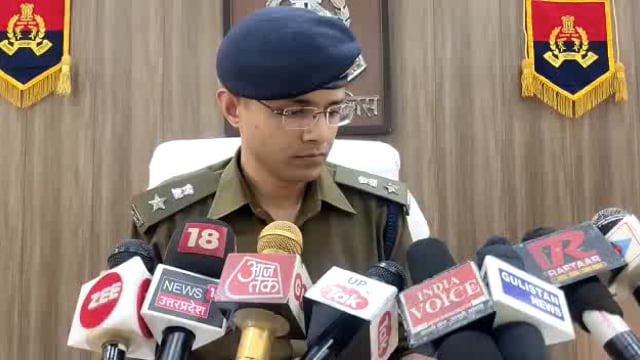 वाइट -सौरभ दीक्षित एसपी कासगंज