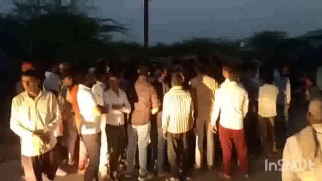 मथुरा क्षेत्र के एक गांव में सिर कटा शव मिला युवक का फैली सनसनी परिजनों ने कार्रवाई व सिर तलाशने की लगाई गुहार