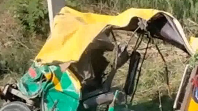 तेज रफ्तार मैक्स पिकअप ने ऑटो में पीछे से मारी टक्कर, मासूम सहित आठ यात्री हुए घायल