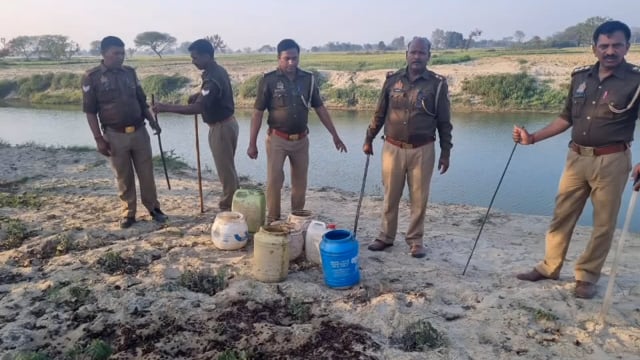 थाना कठेला समयमाता पुलिस द्वारा अवैध शराब निर्माण हेतु बनाई गई भट्ठियों को तोड़कर करीब 1 कुन्तल लहन नष्ट किया गया ।