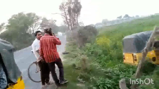 राया एक्सप्रेस-वे कट रोड पर अनियंत्रित होकर सरसों के खेत में जा घुसा ऑटो,एक व्यक्ति को लगी मामूली चोट।